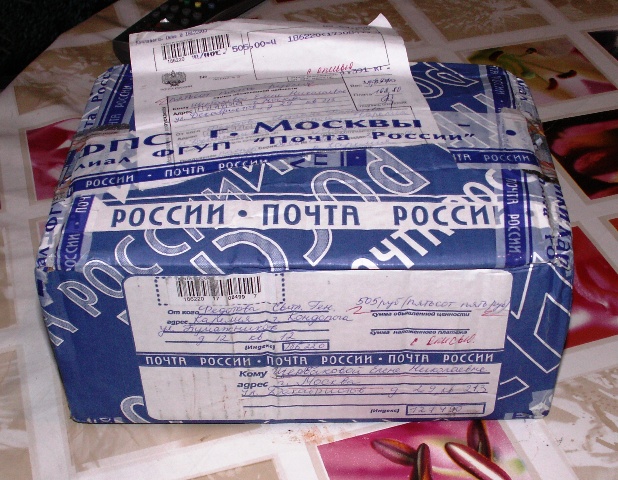 Отправить жидкость почтой. Хрупкий груз почта России. Зефир в посылку. Хрупкая посылка почта России. Посылка в руках на почте.