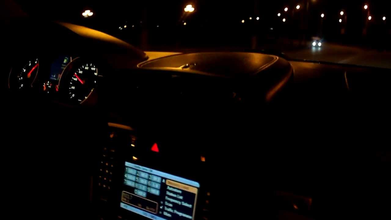 Фото двух рук в машине в темноте