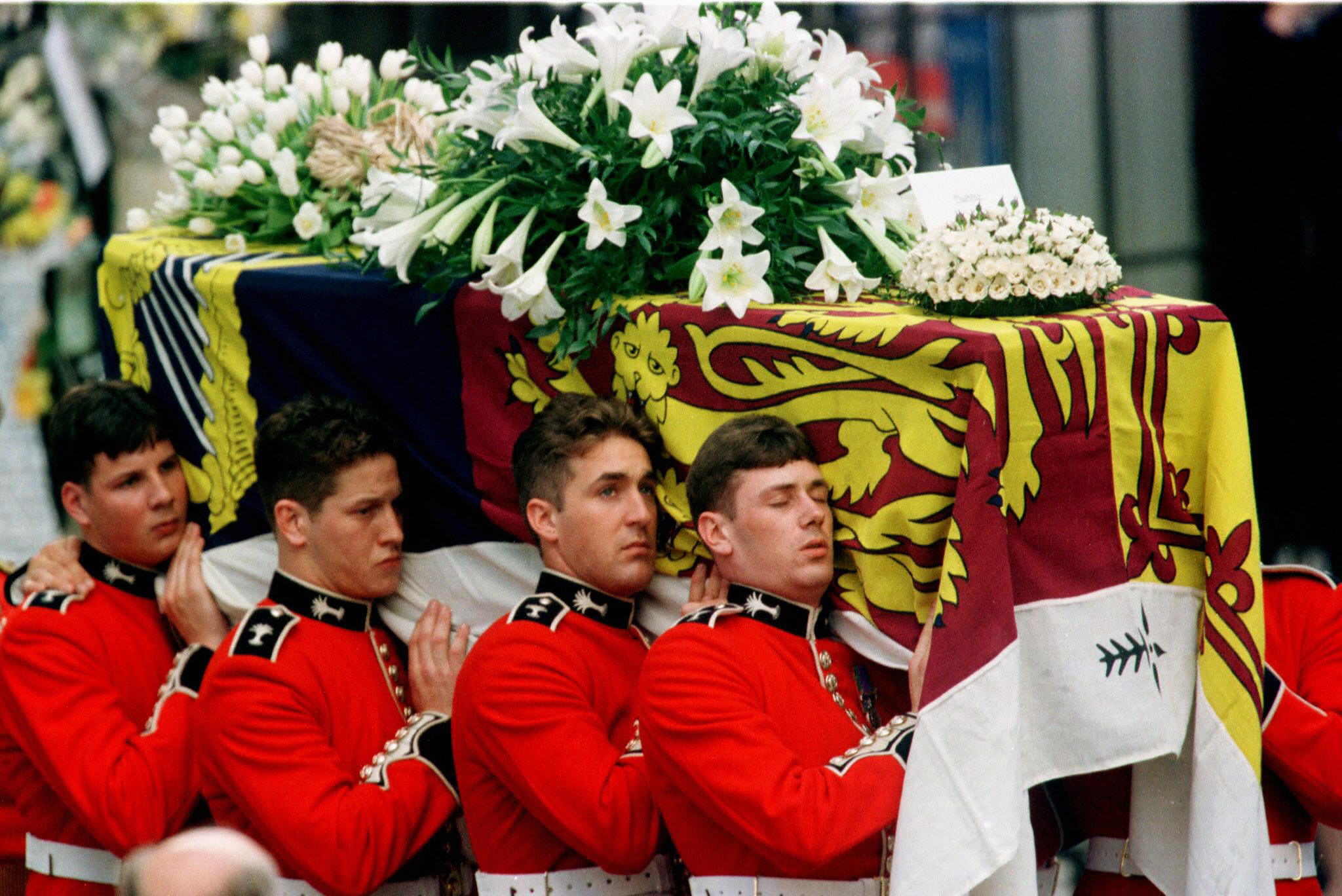Фото принцессы дианы в гробу. Похороны принцессы Дианы в Вестминстерском аббатстве. Похороны принцессы Дианы. Принцесса Уэльская панихида.